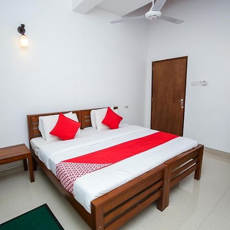 Oyo 438 Sarala Residence Hotel Канди Экстерьер фото