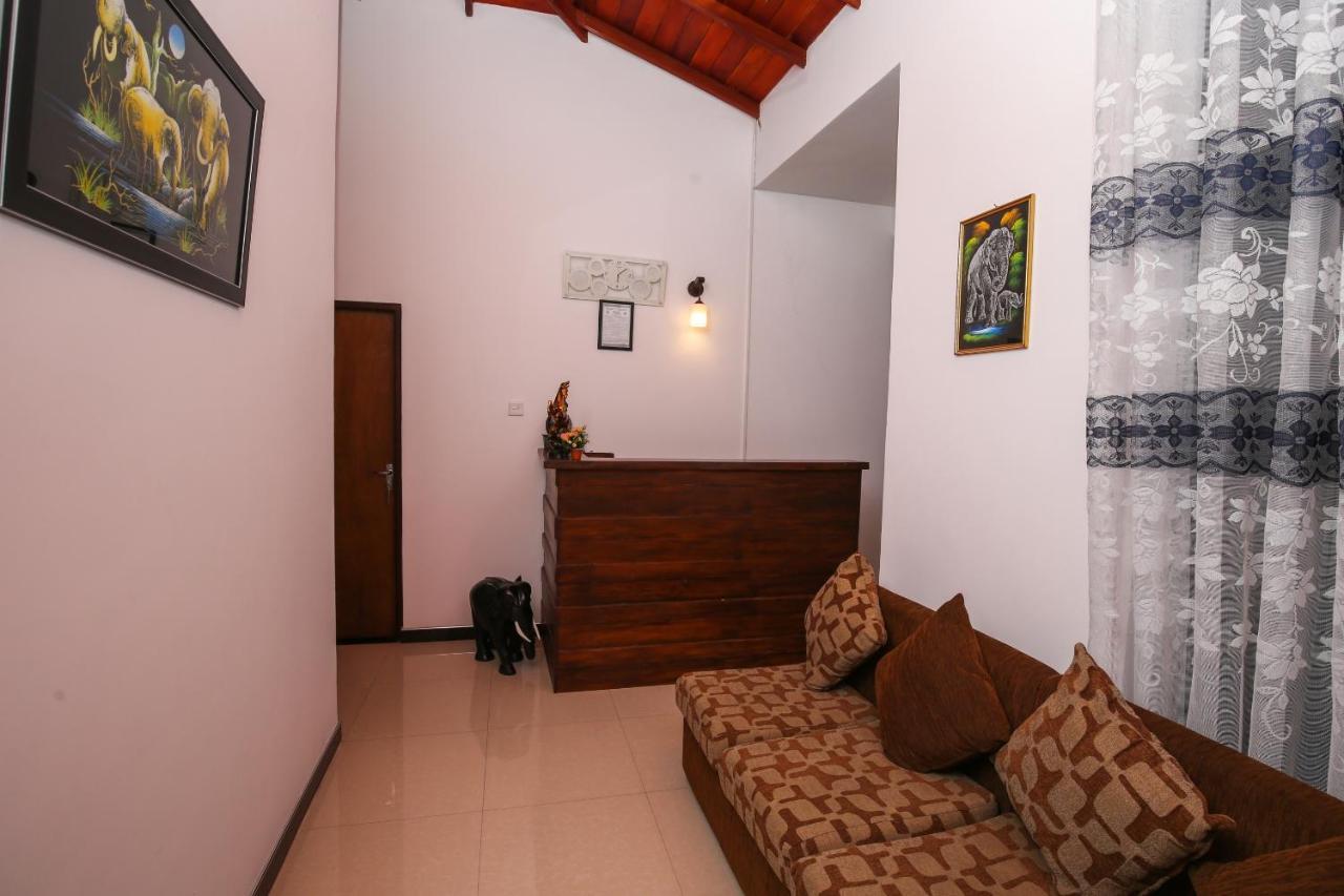 Oyo 438 Sarala Residence Hotel Канди Экстерьер фото