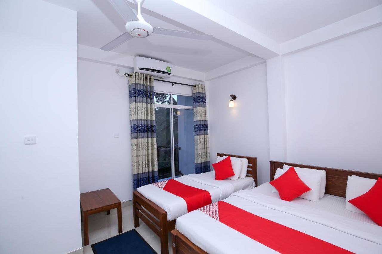 Oyo 438 Sarala Residence Hotel Канди Экстерьер фото