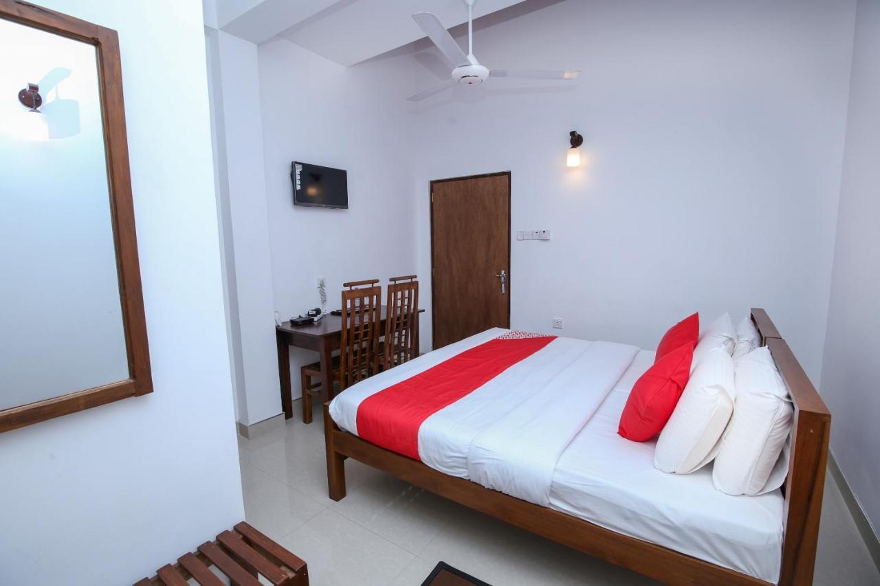 Oyo 438 Sarala Residence Hotel Канди Экстерьер фото