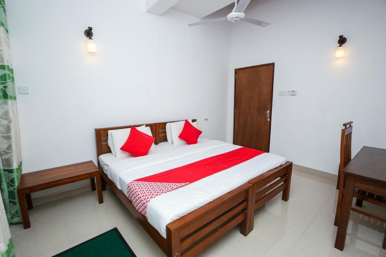 Oyo 438 Sarala Residence Hotel Канди Экстерьер фото