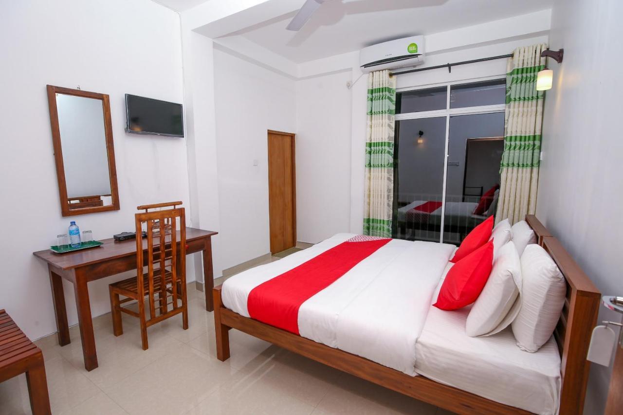 Oyo 438 Sarala Residence Hotel Канди Экстерьер фото