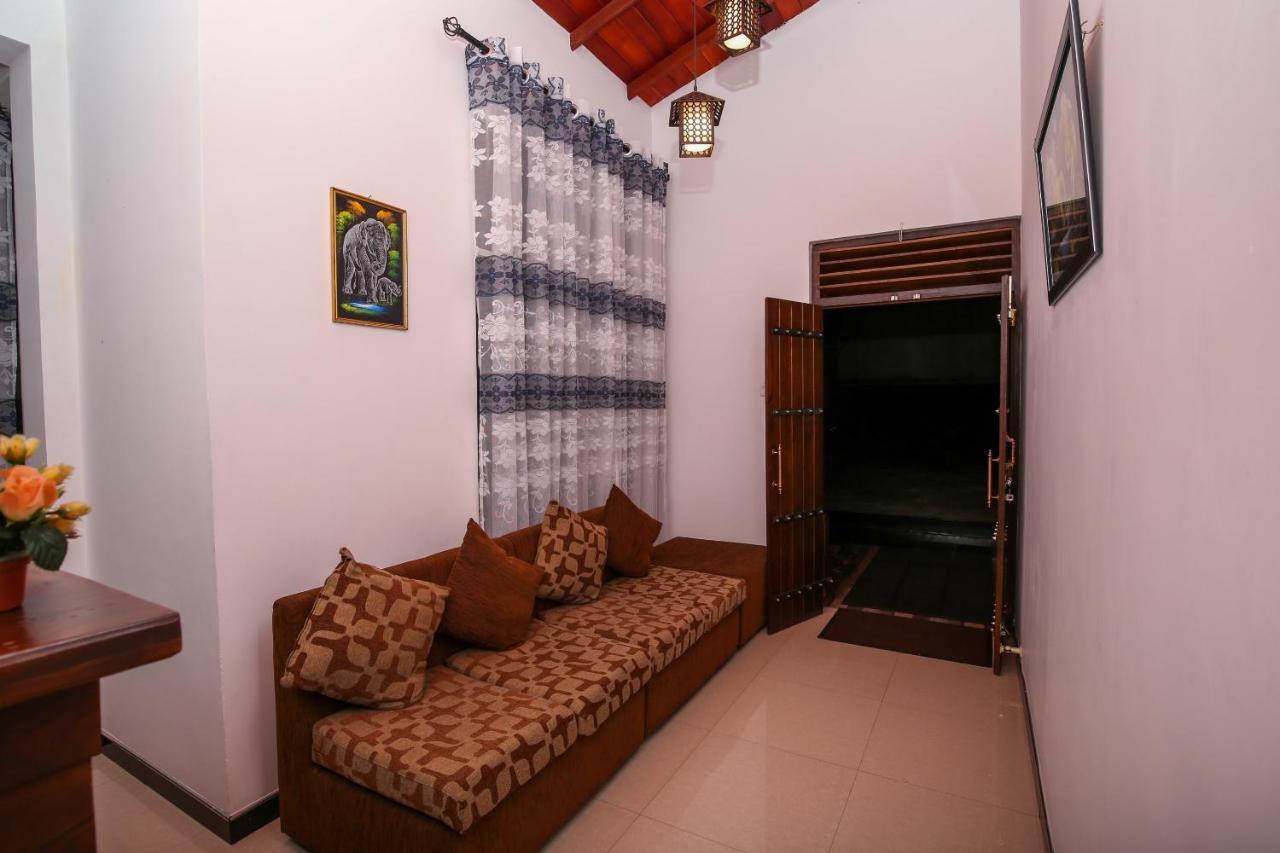 Oyo 438 Sarala Residence Hotel Канди Экстерьер фото