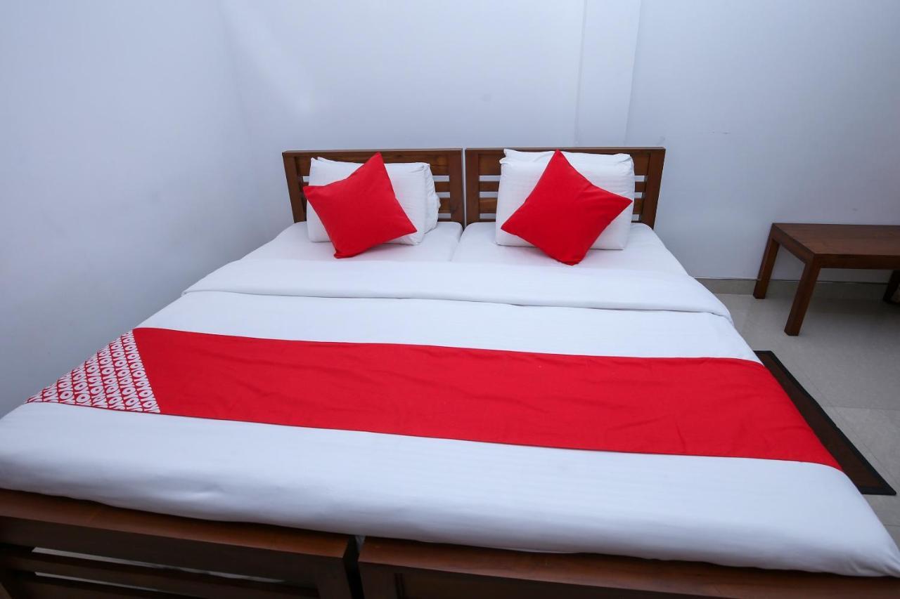 Oyo 438 Sarala Residence Hotel Канди Экстерьер фото