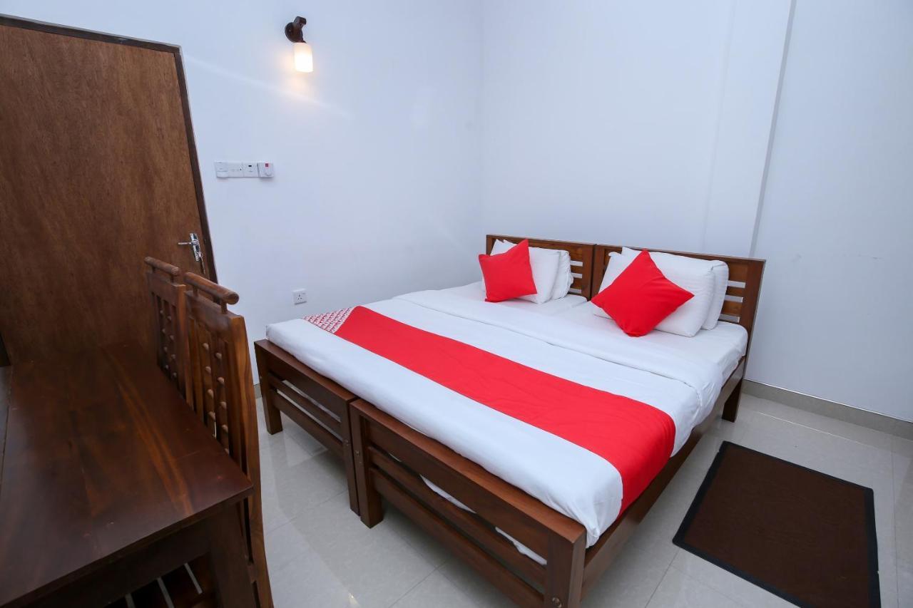 Oyo 438 Sarala Residence Hotel Канди Экстерьер фото