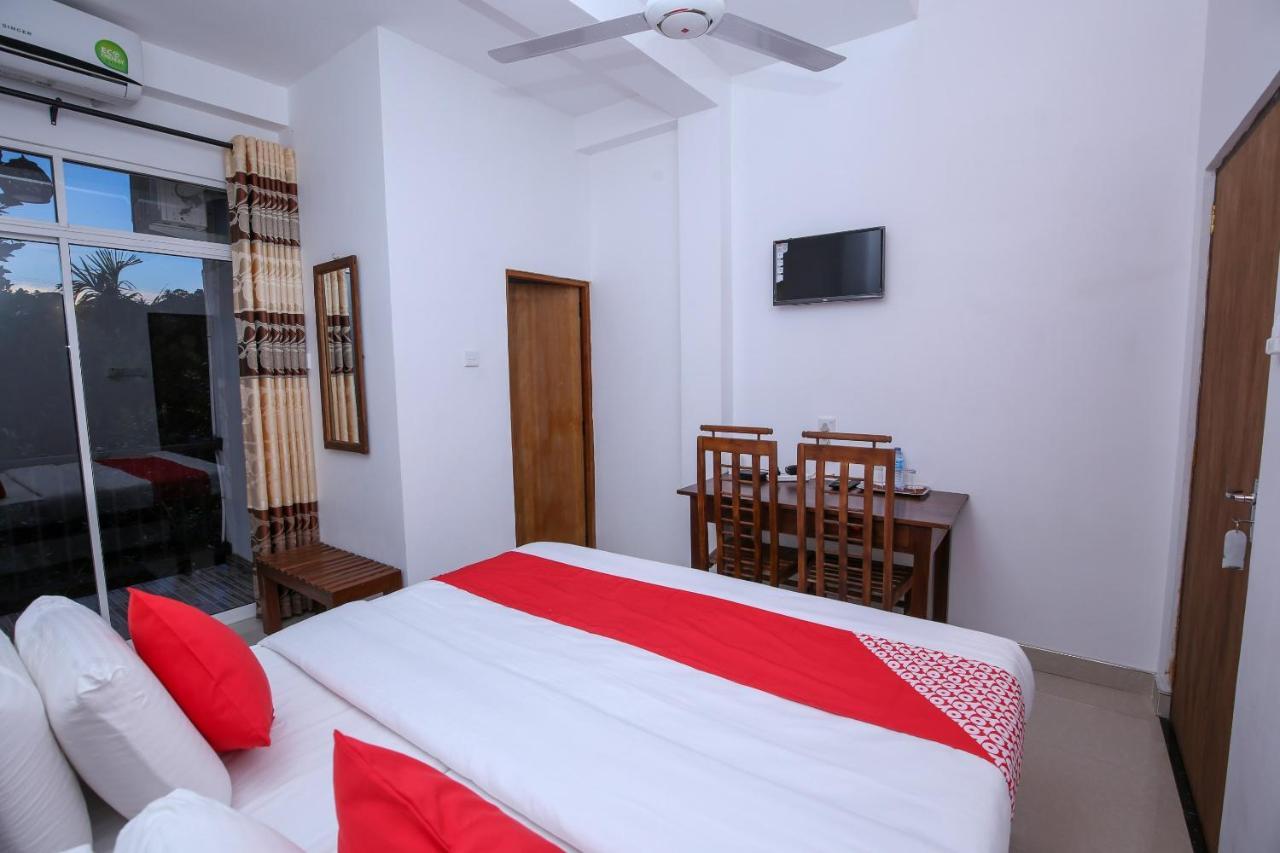 Oyo 438 Sarala Residence Hotel Канди Экстерьер фото
