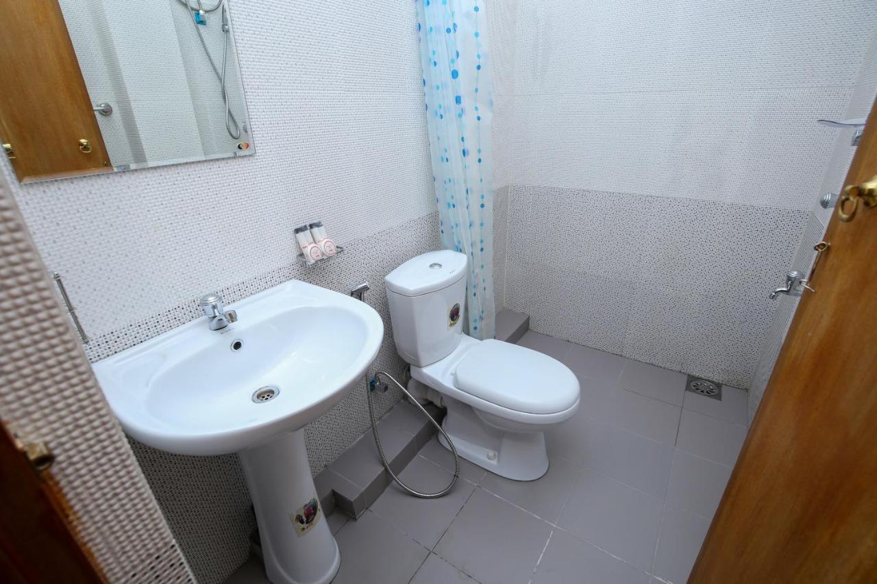 Oyo 438 Sarala Residence Hotel Канди Экстерьер фото