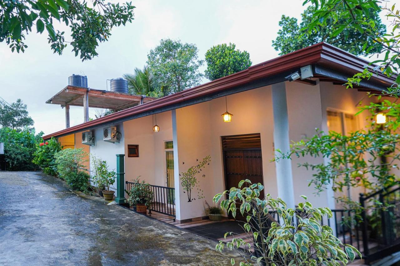 Oyo 438 Sarala Residence Hotel Канди Экстерьер фото