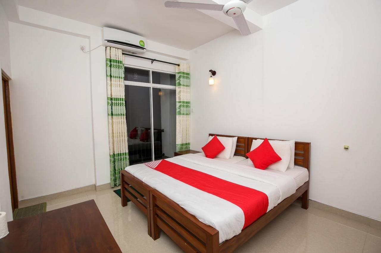 Oyo 438 Sarala Residence Hotel Канди Экстерьер фото